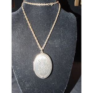 Vintage silver tone oval locket floral and dual sided filigree design 20” chain